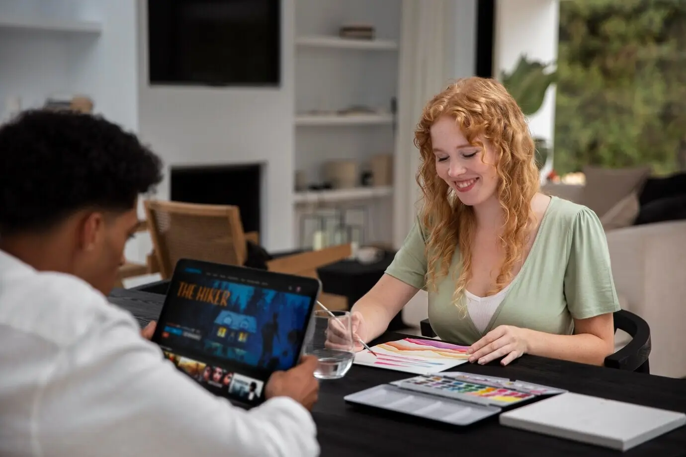 Ein Paar entspannt sich zu Hause