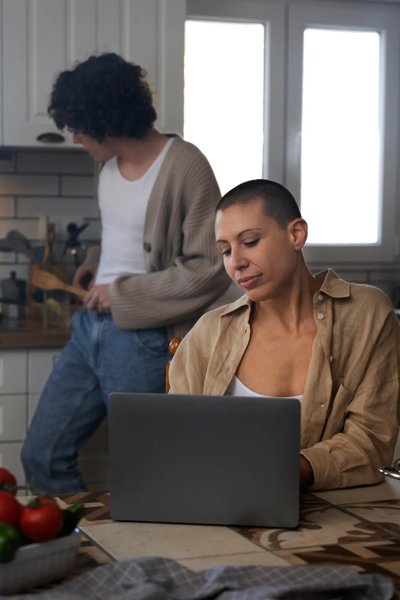 Ein Trans-Paar, das zärtliche Momente miteinander teilt.