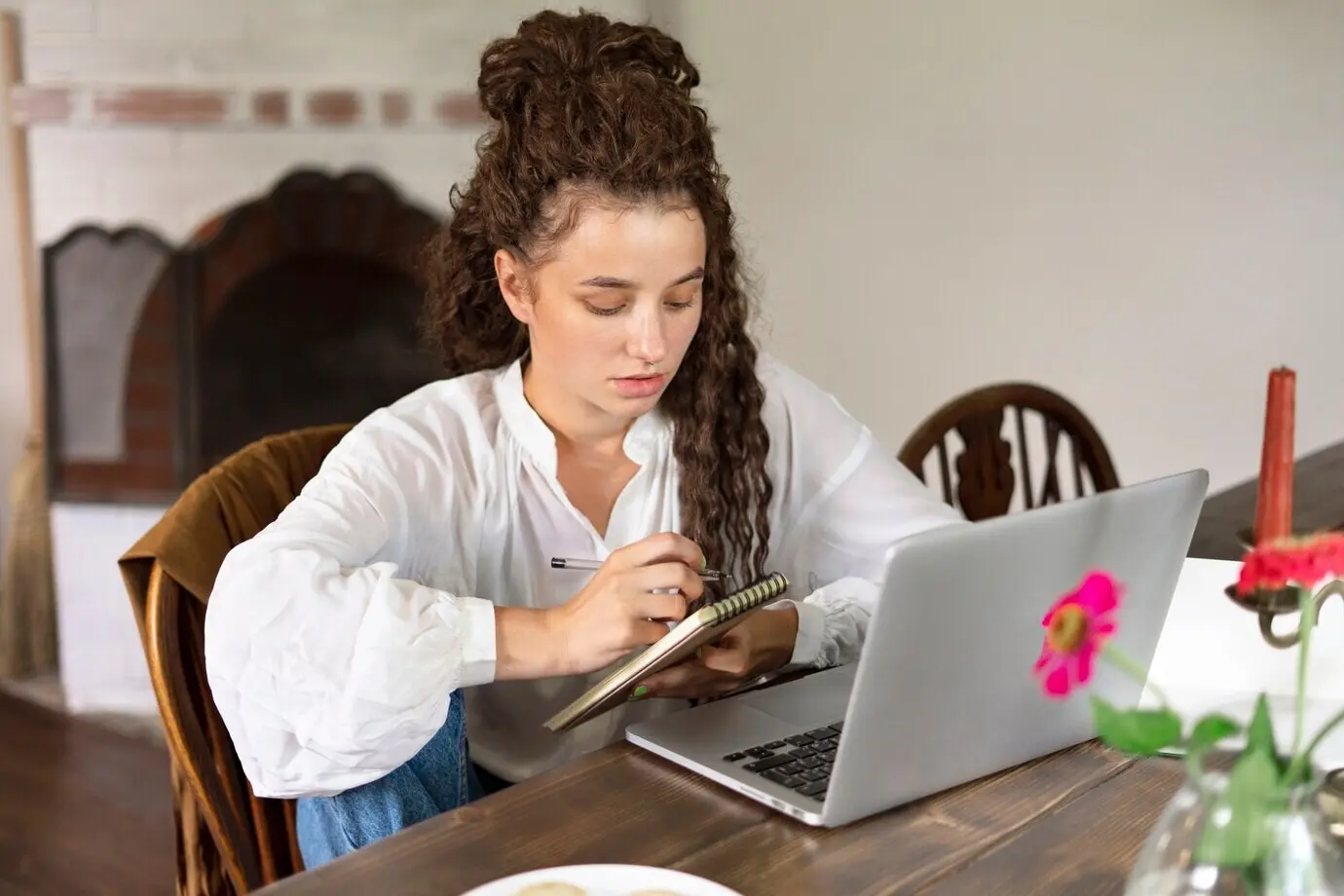 Seitenansicht einer Frau, die an einem Laptop arbeitet.